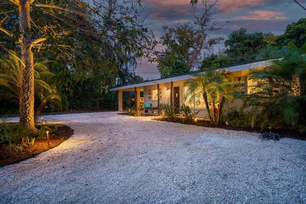 Beautiful Glam Mid-Century 1 Block From Sarasota Bay With Firepit Villa Exteriör bild