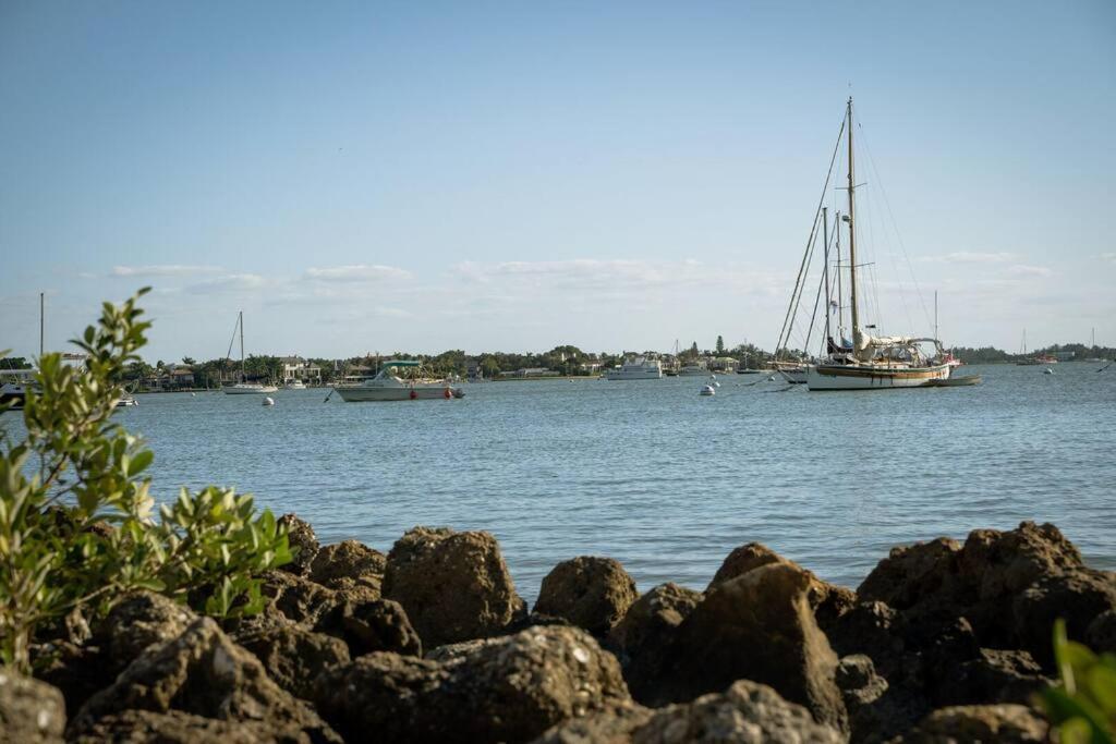 Beautiful Glam Mid-Century 1 Block From Sarasota Bay With Firepit Villa Exteriör bild